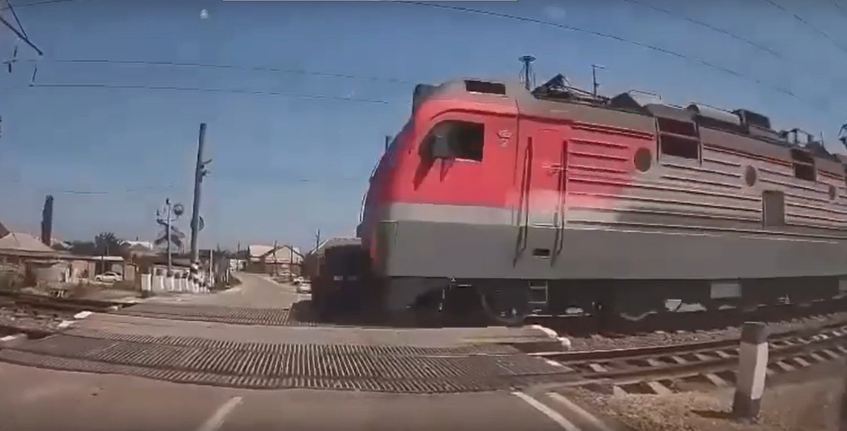 Момент ДТП на железнодорожном переезде Деличобан, перегон Берикей - Мамед Кала С-КАВ ЖД, август 2025