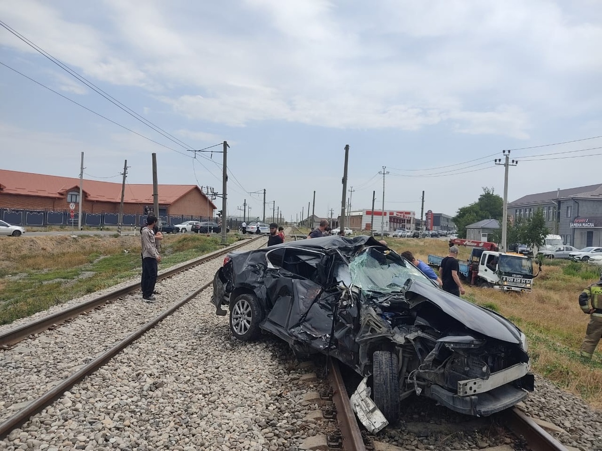 Последствия ДТП на железнодорожном переезде между станциями Хасав-Юрт и Кади-Юрт С-КАВ ЖД, июль 2025