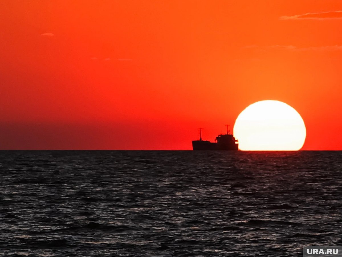     По заявлению Хили, судно находится под санкциями Англии и Франции