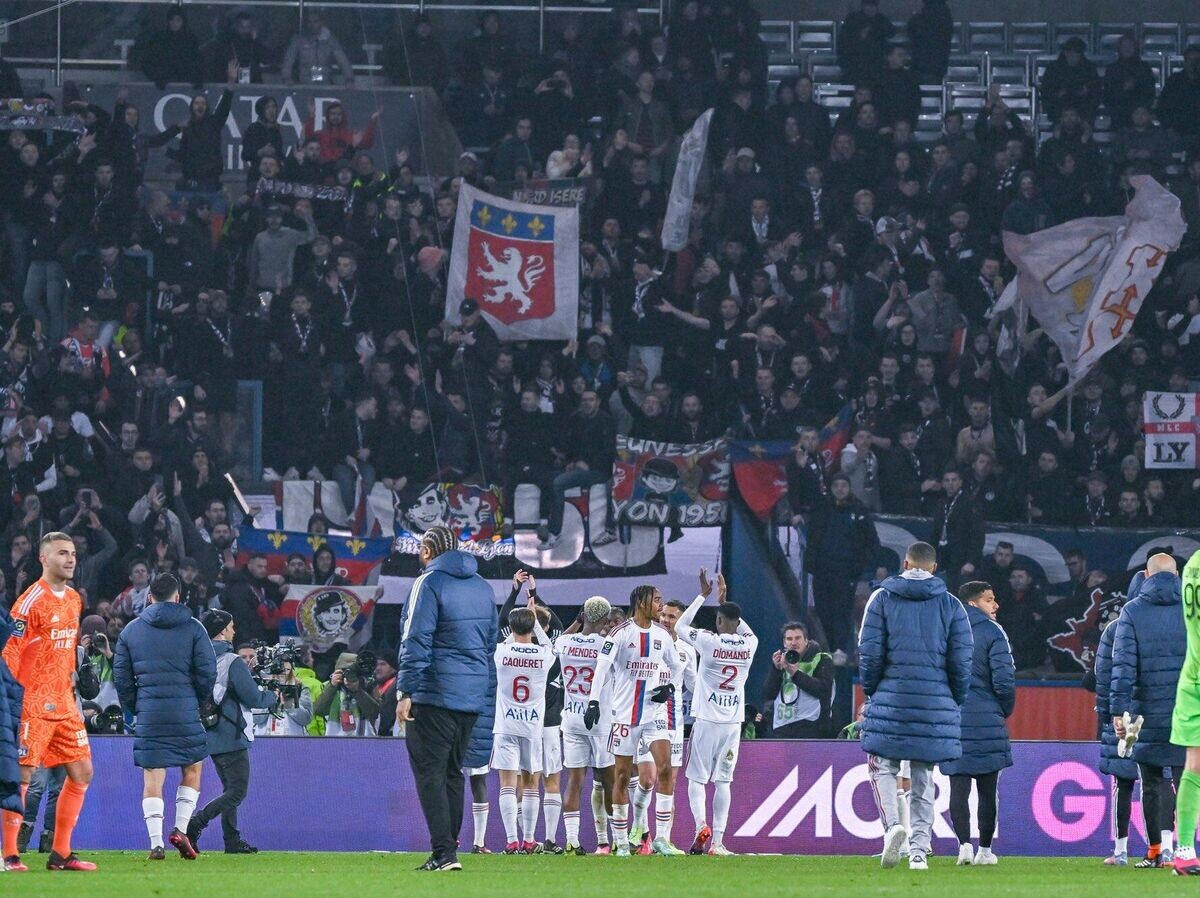    Футболисты и болельщики ФК "Лион" | © Фото : Соцсети ФК "Лион"