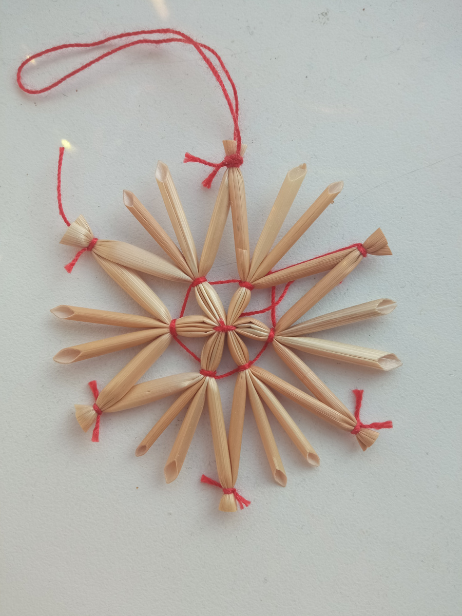 Только солома и нитка, а как же красиво получается!