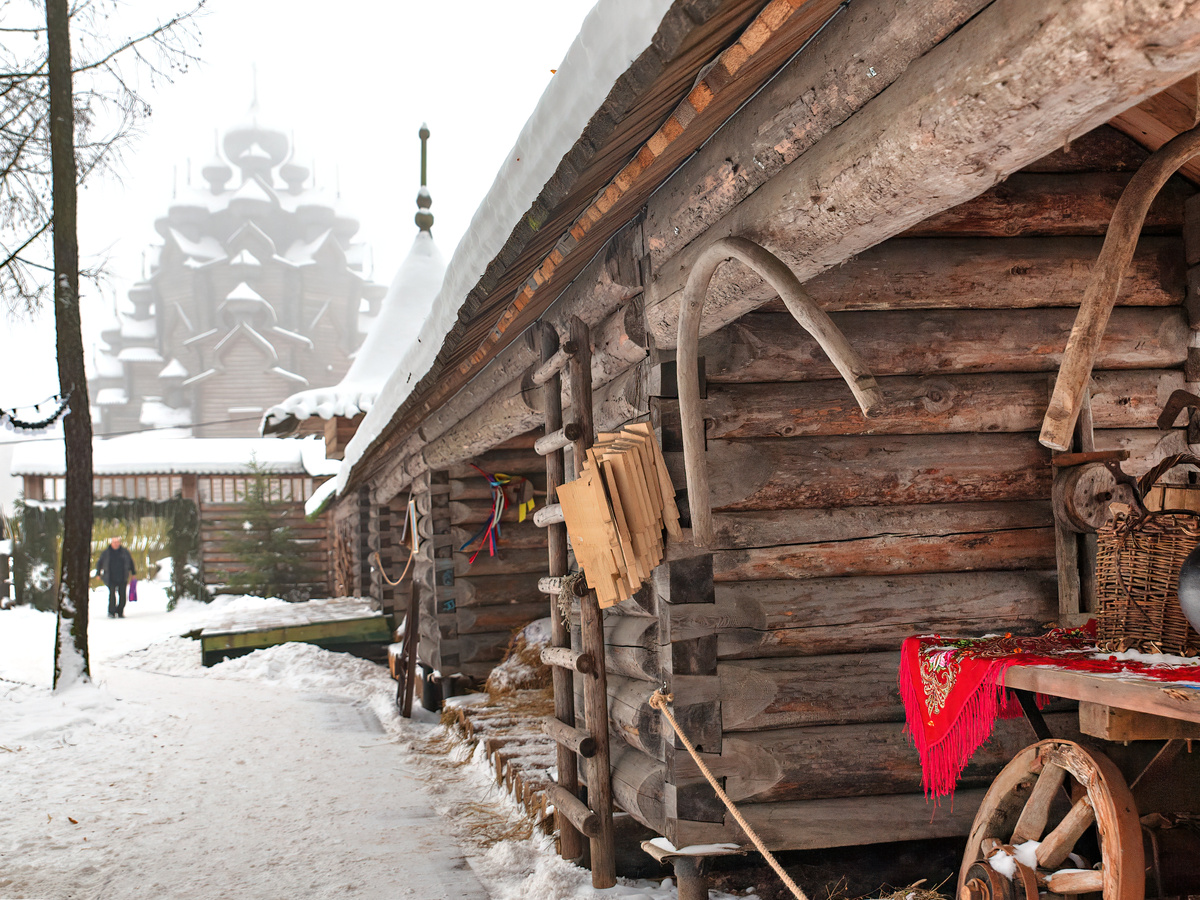 заходила не через центральные ворота, а сбоку, огородами))