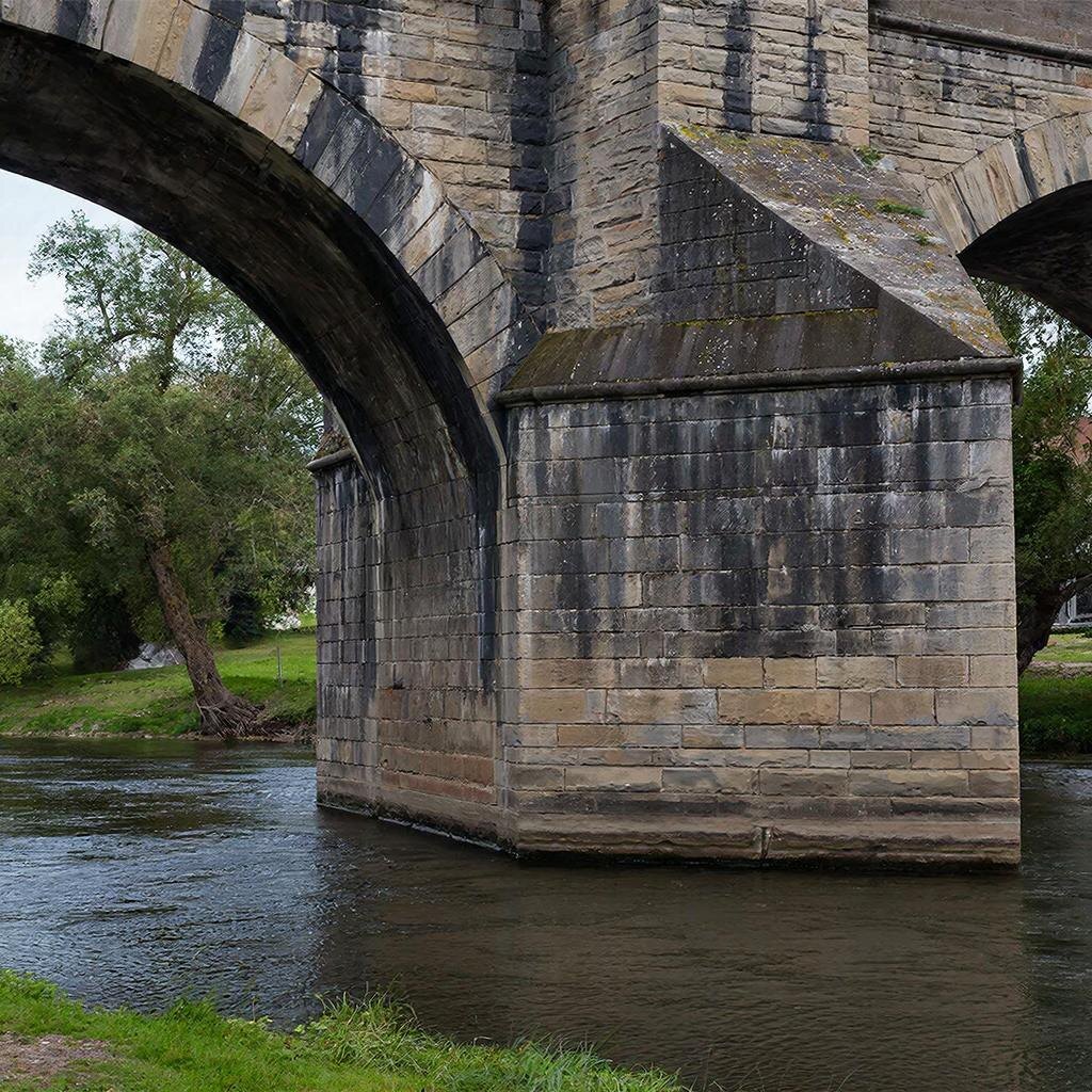 Наружная каменная подпорка моста 
