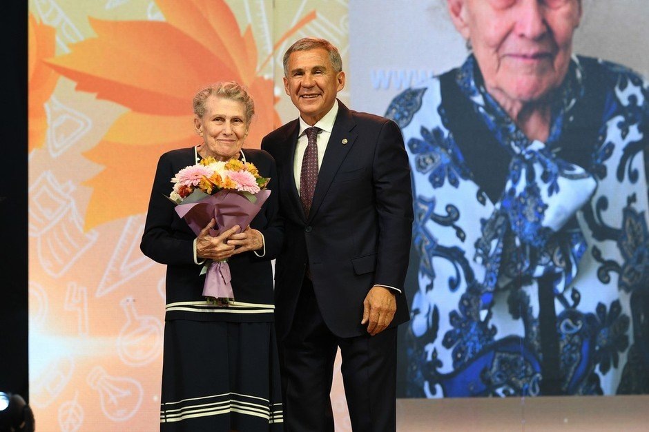 Учитель русского языка и литературы - Генриетта Кобякова с Президентом Татарстана на вручении звания ,,Народный учитель РТ''. 2019 год. Фото: Сайт Раиса РТ.