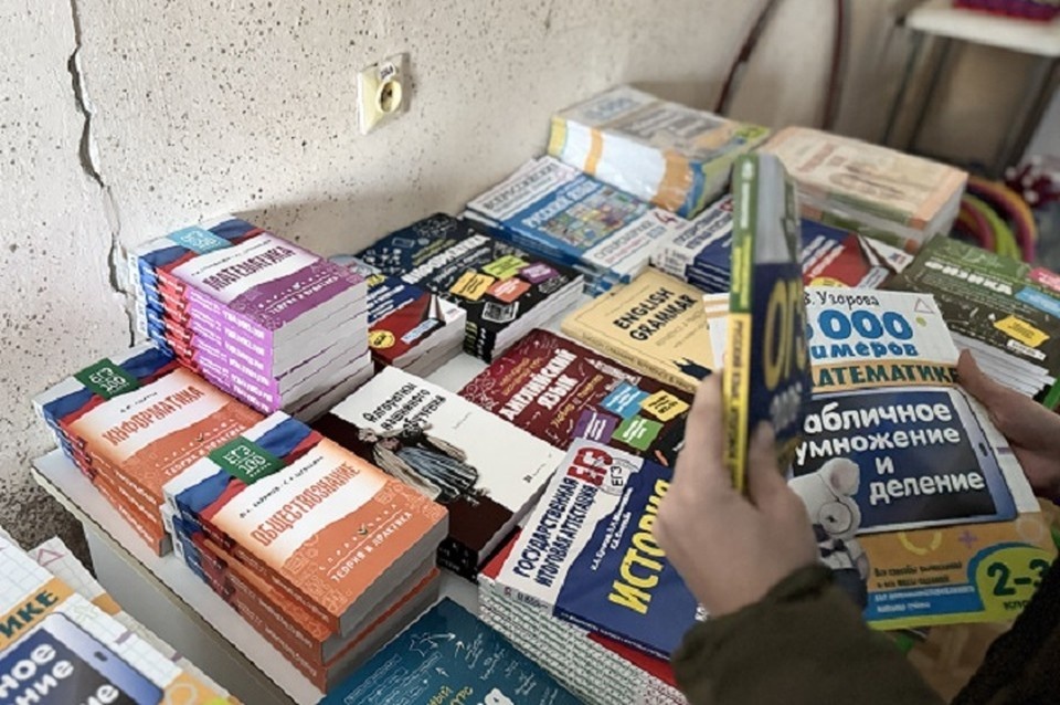    Партия «Единая Россия» передала учебники и подарки школьникам Курахово в ДНР. Фото: ЕР ДНР