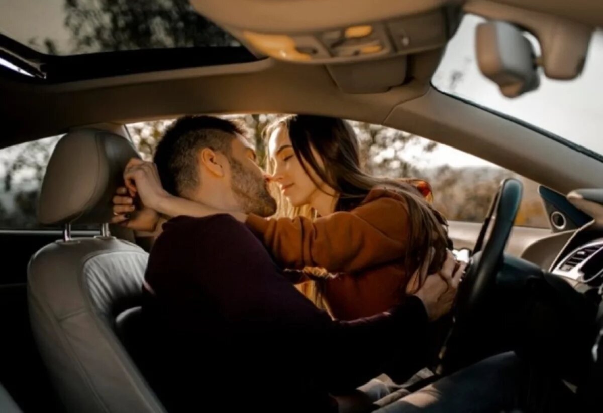    Жёны считают, что одинокие женщины ведут себя слишком навязчиво и даже вульгарно в последнее время; как ни странно, многие мужчины солидарны с ними.