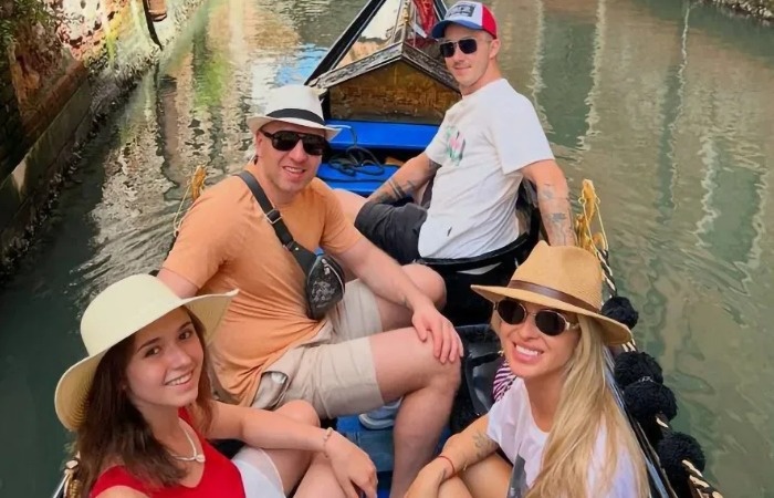 Камила Валиева с Никитой Нестеровым и общими друзьями.