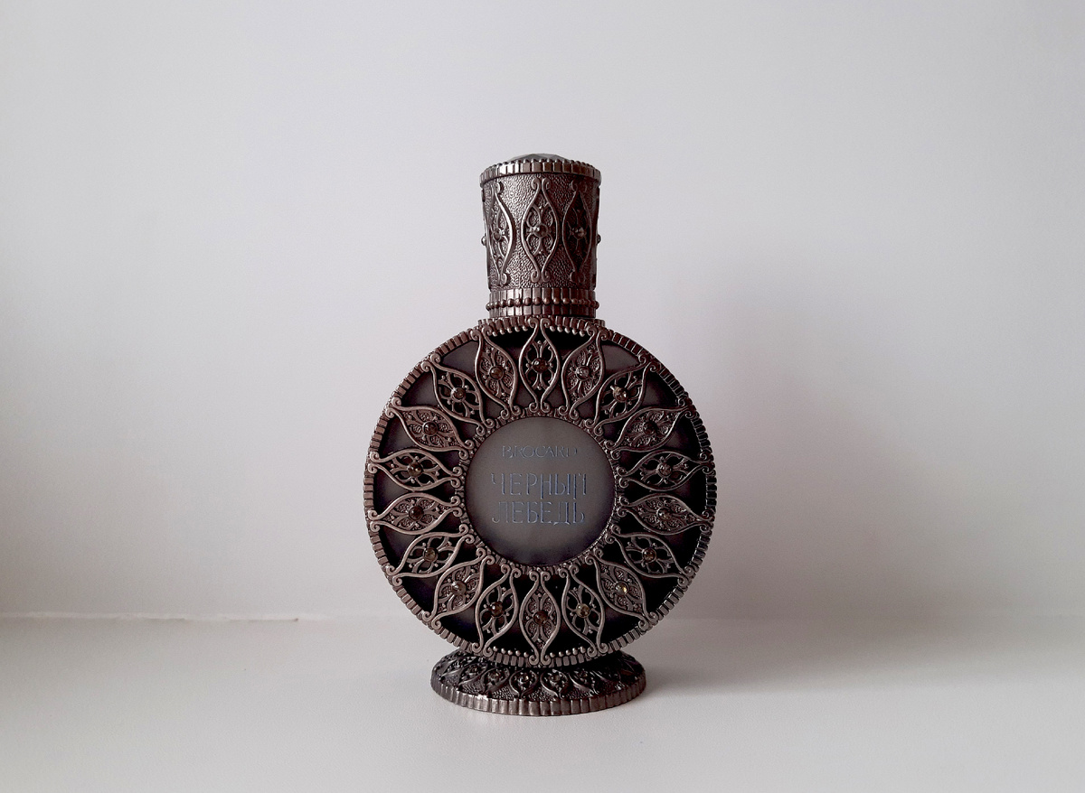 Верхние ноты: Лесной орех, Миндаль и Бергамот; средние ноты: Роза, Орхидея и Фиалка; базовые ноты: Пачули, Сандал и Ветивер.