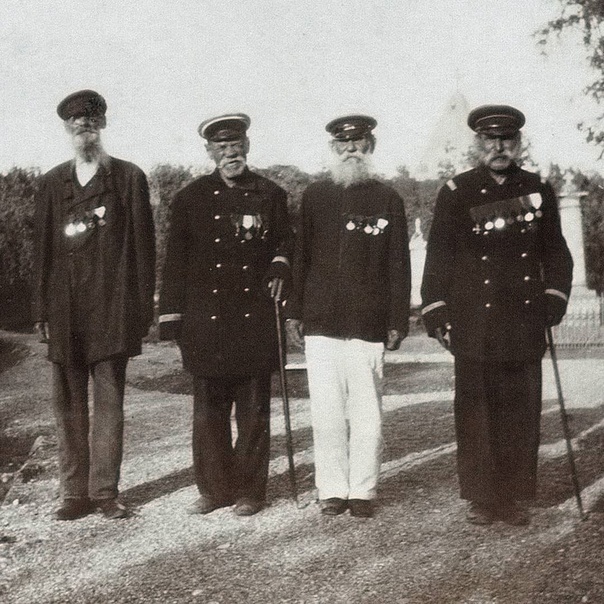 На фотографии 1911 г. в Севастополе четверо русских ветеранов Восточной (Крымской) войны (1853-1856 гг.) с наградами. Сайт: https://waterloo-collection.ru/152958/