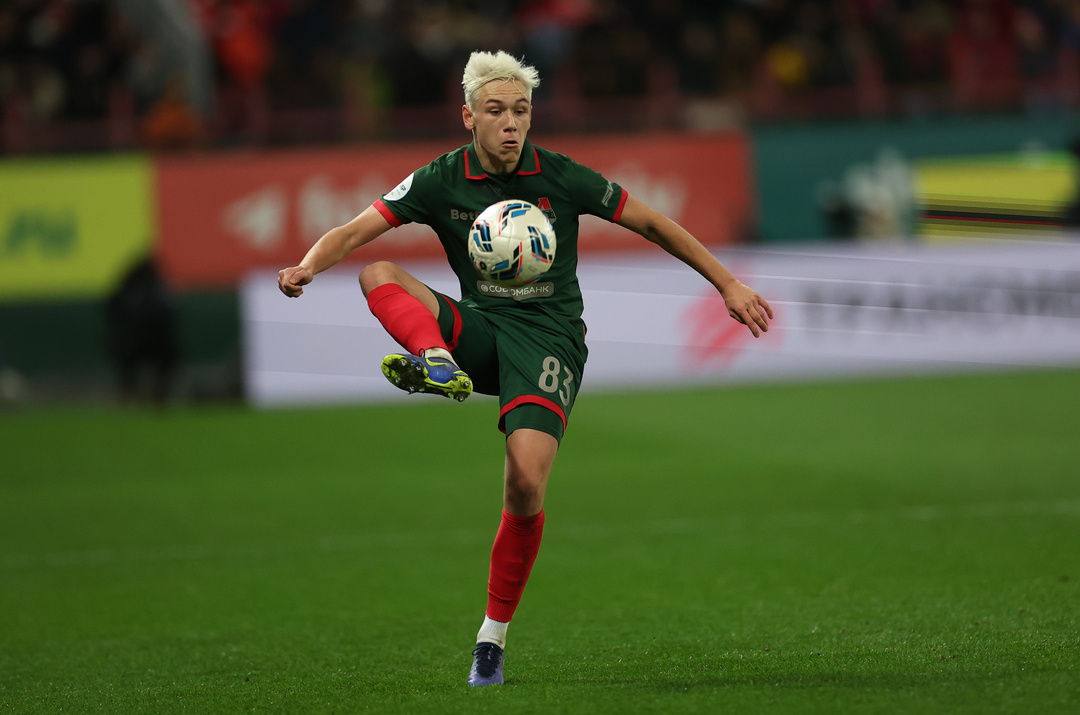    Полузащитник «Локомотива» Алексей Батраков.Александр Федоров