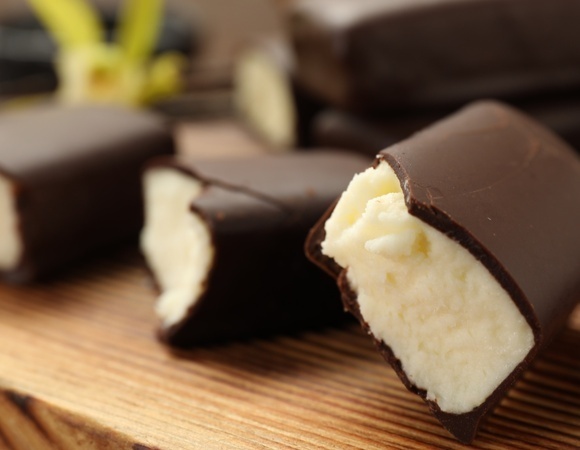 Беру 300 г творога и плитку шоколада: самодельные глазированные сырки "улетают" быстрее магазинных