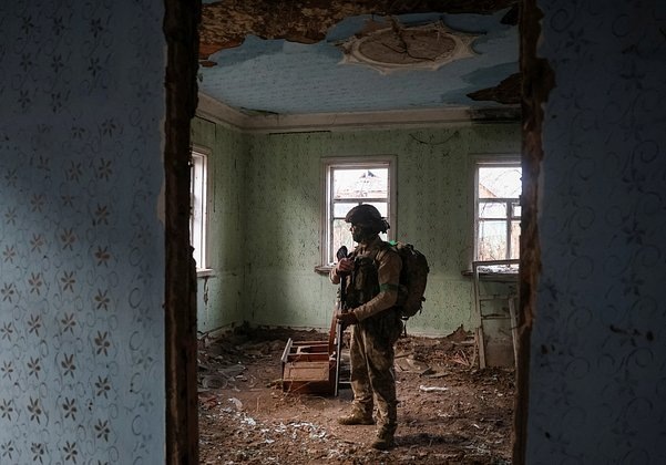    Военнослужащий 49-го отдельного штурмового батальона Вооруженных сил Украины (ВСУ) прячется от российского беспилотника в здании, Константиновка, Донецкая народная республика (ДНР), Россия, 7 декабря 2025 года. Фото: Anatolii Stepanov / Reuters