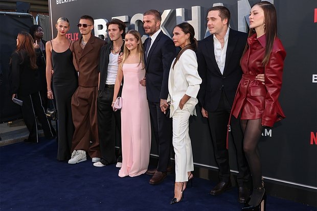    Миа Реган, Ромео Бекхэм, Круз Бекхэм, Харпер Бекхэм, Дэвид Бекхэм, Виктория Бекхэм, Бруклин Бекхэм и Никола Пельтц (слева направо). Фото: Mike Marsland / WireImage / Getty Images