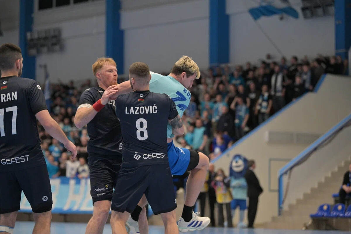    Вячеслав Бохан в объятиях защитников гостей