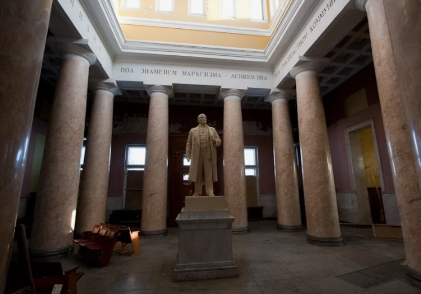 памятник В. И. Ленину в здании станции "Ленинская" в советское время, хотя фото сделано сразу после развала СССР, видно что разруха уже видна, не вооруженным глазом и здание вокзала пусто, но сам памятник ещё сохранён.