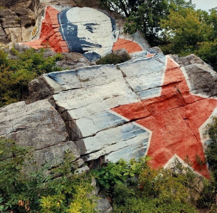 Вот этот портрет, восстановленый на данный момент, хотя не обошлось без вандалов и в наше время...