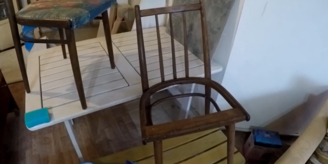 Старые стулья хотели выбросить — в итоге они стали украшением комнаты. Пошаговая переделка