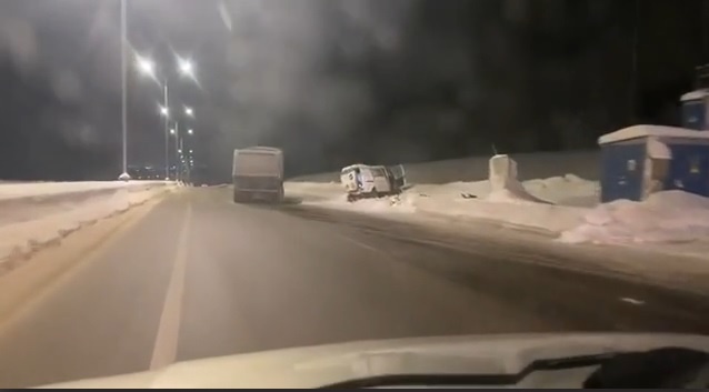 Фото: соцсети. Грузовик снёс микроавтобус с людьми.