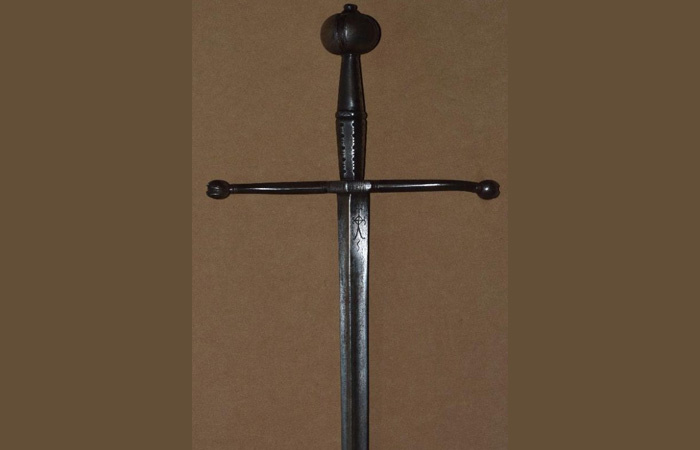 Жесткий клинок без режущей кромки./ Фото: antiqueweaponstore.com