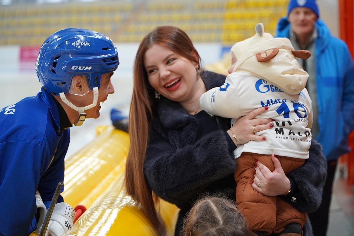     Алмаз Миргазов и его семья на тренировке в «Крылатском». Фото: сайт dynamo-bandy.ru Фотография взята из открытых источников.
