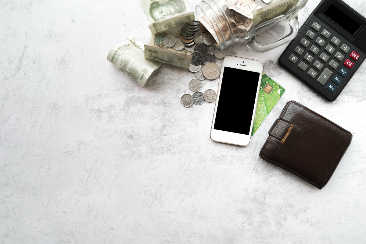 Источник изображения: https://www.freepik.com/free-photo/top-view-finance-elements_3981464.htm#fromView=search&page=1&position=30&uuid=1a447f5f-4934-494e-90db-4c4aaa77f14d&query=%D1%81%D0%BC%D0%B0%D1%80%D1%82%D1%84%D0%BE%D0%BD%D1%8B+%D0%B8+%D0%B4%D0%B5%D0%BD%D1%8C%D0%B3%D0%B8