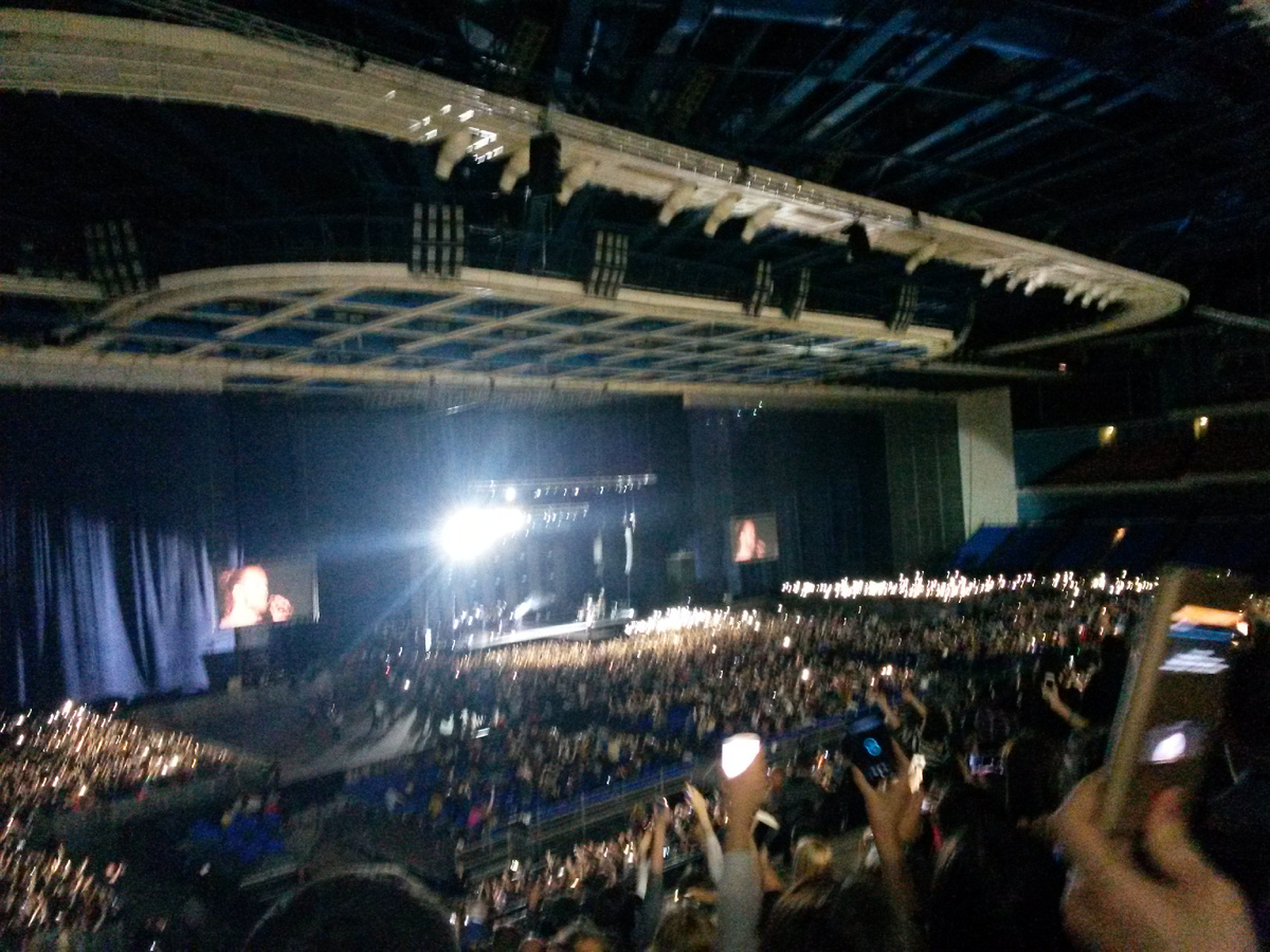 На концерте (насколько же плохие камеры тогда ещё были в телефонах)