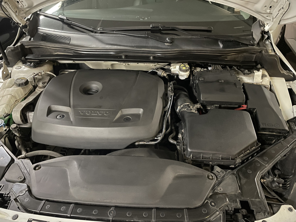 Под капотом выглядит вот так. Аккумулятор в правом верхнем углу