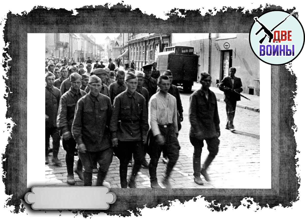 Предатели-коллаборационисты из числа местных жителей, ведут пленных красноармейев, застигнутых врасплох. Июнь1941 года. Фото в свободном доступе.