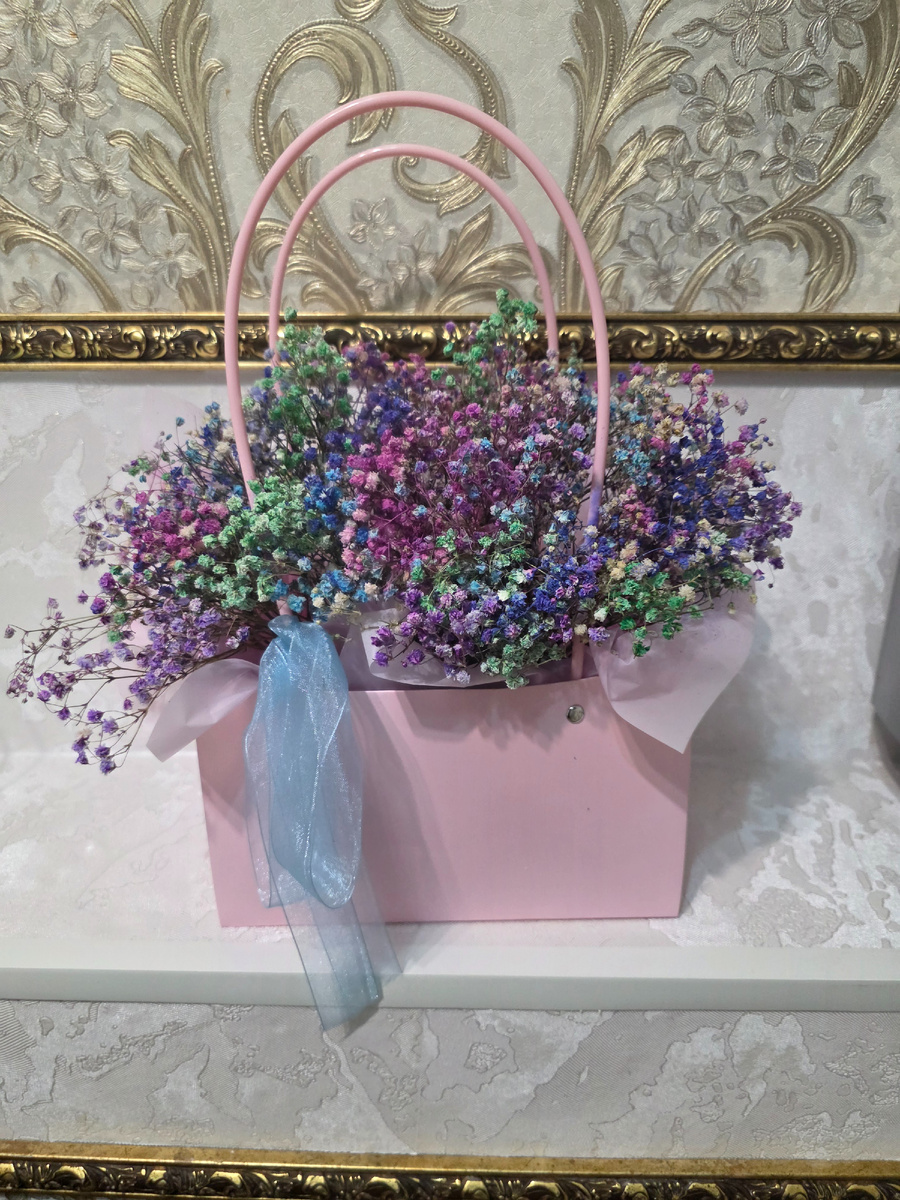 «Когда он пришёл ко мне с этим милым букетом в розовой сумочке, я ещё не знала, что рядом со мной стоит мой будущий муж.