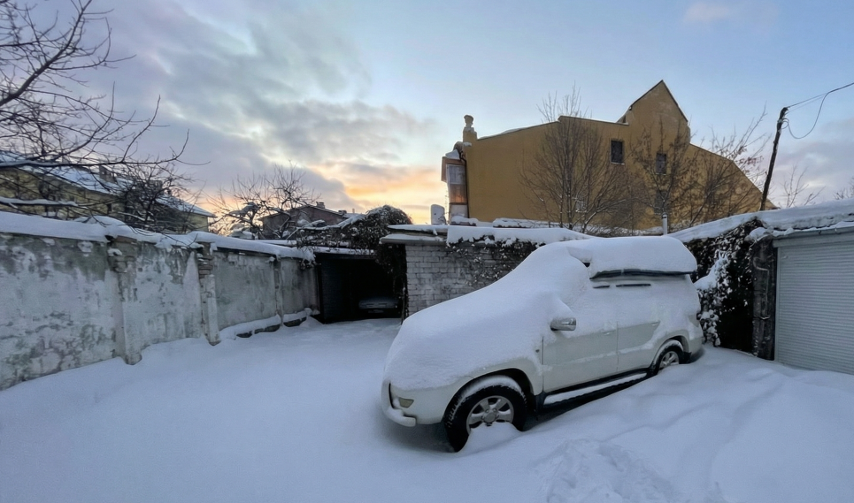 Мой двор в Самаре. Машина превратилась в сугроб, снега почти по крышу. Но асфальт здесь никто не делит