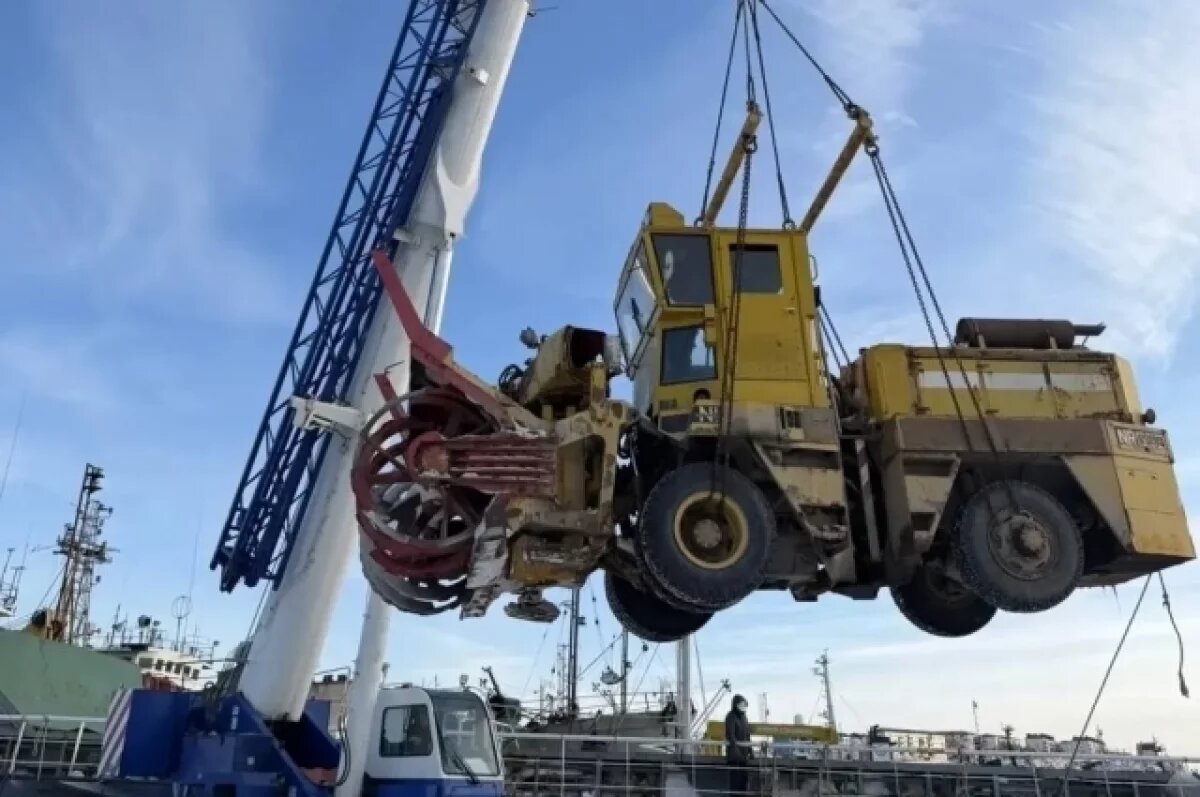    Грузовое судно доставит с Сахалина на Камчатку снегоуборочную технику