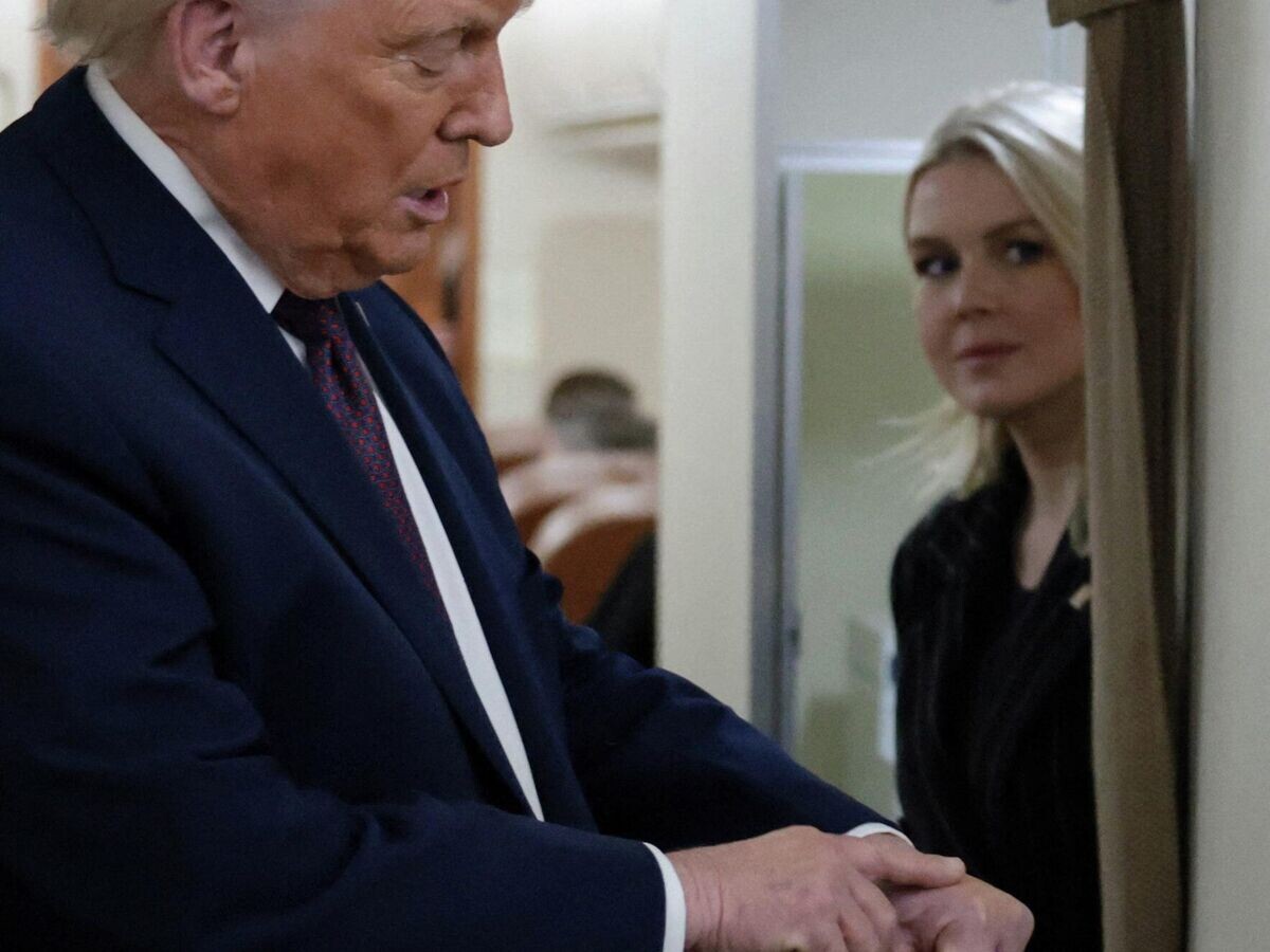    Президент США Дональд Трамп рассказывает журналистам о синяке на левой руке | © REUTERS / Jonathan Ernst