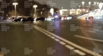    Незадолго до начала встречи журналисты засняли кортеж. Видео: RIA_Kremlinpool