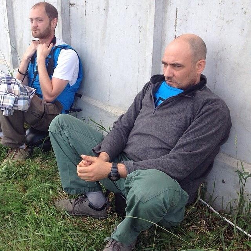    Окраина Славянска, спецкоры КП пережидают обстрел фосфорными боеприпасами. Автор фото Андрей Стенин