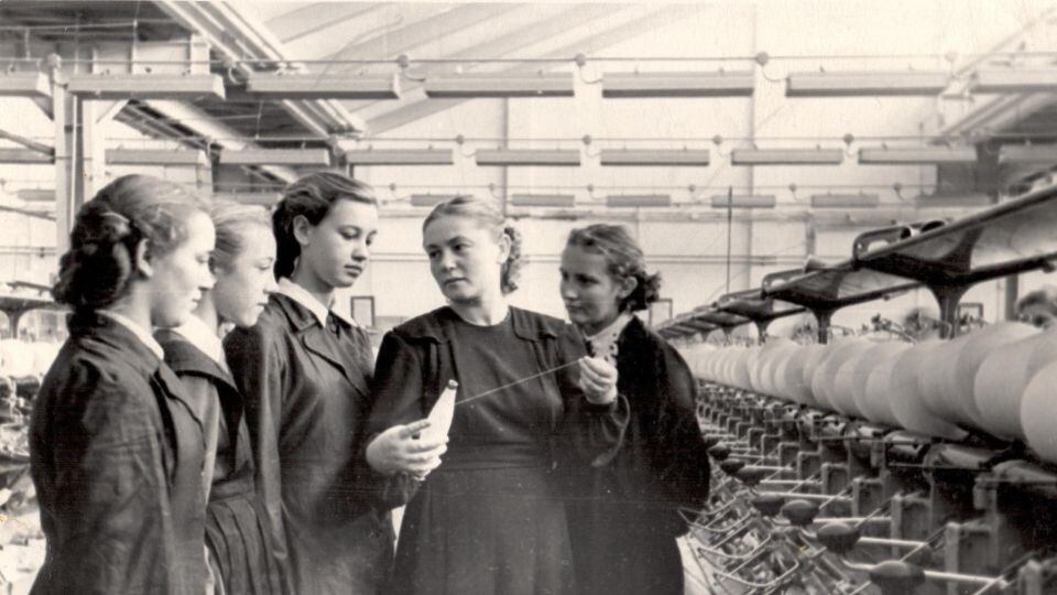    Учащиеся, окончившие средние школы и получившие аттестаты зрелости, которые планируют обучаться на курсах прядильщиц и ткачей. Барнаульский хлопчатобумажный комбинат.. Источник: goskatalog.ru, архив АГКМ, Калабухов А.П.