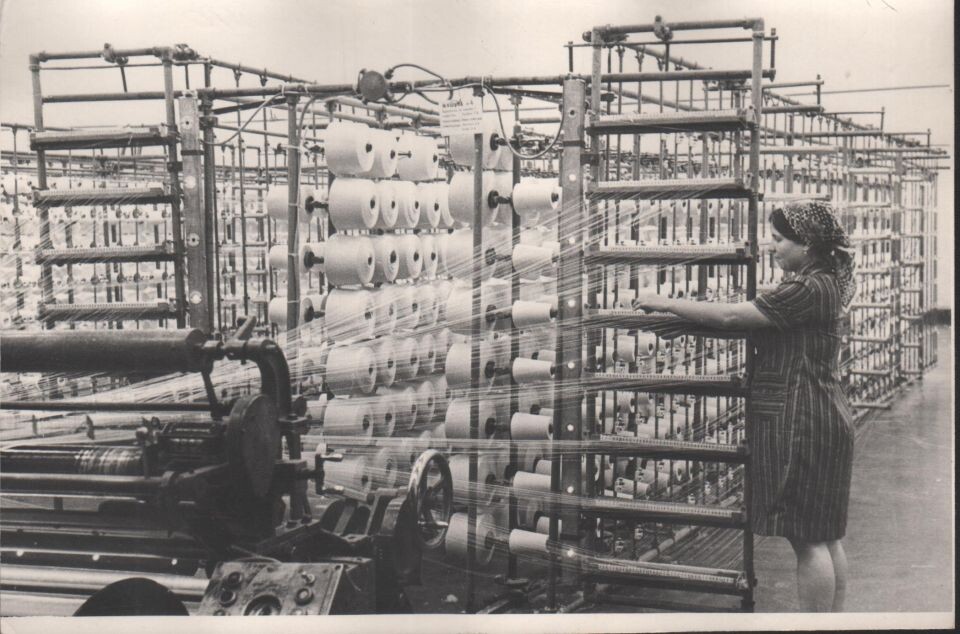    Основные технологические процессы Барнаульского хлопчатобумажного комбината. Ткацкие станки АТПР – 100.. Источник: goskatalog.ru, архив АГКМ