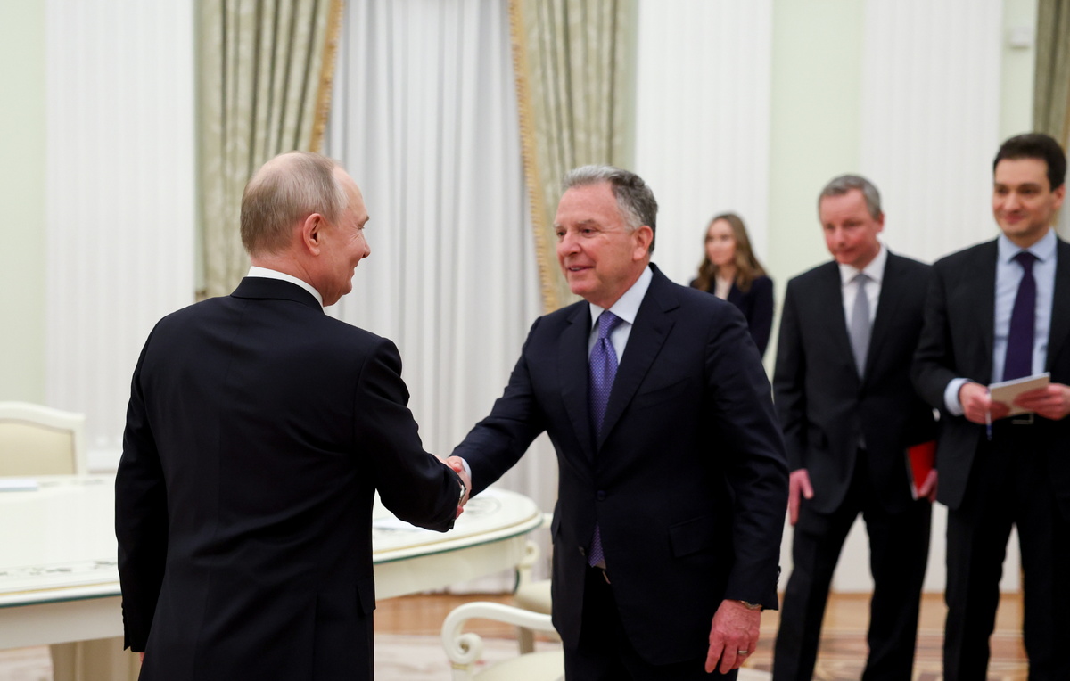    Президент РФ Владимир Путин и спецпосланник президента США Стивен Уиткофф  Александр Казаков/ТАСС