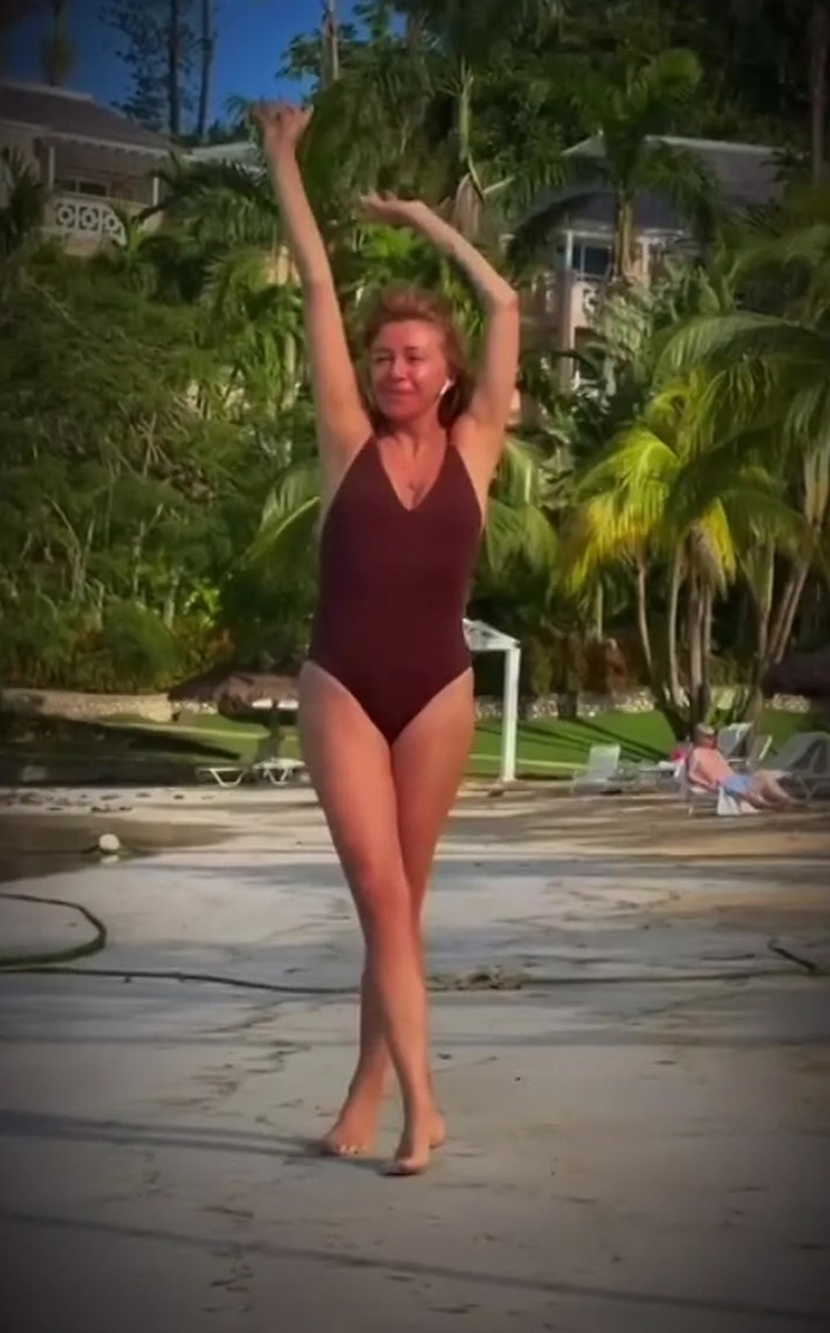    Алена Апина снялась в купальнике на Ямайке. Фото: кадр видео.
