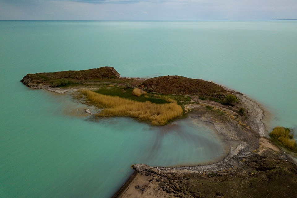    Балхаш занимает 14-е место в списке крупнейших озер мира. Его площадь - 18,5 тысячи кв. километров. Фото: Coopypasted/Wikimedia Commons