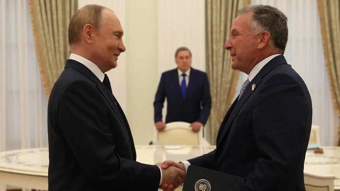 Владимир Путин и Стив Уиткофф. Обложка © Kremlin.ru