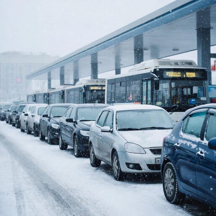 Очередь у заправки. Изображение сгенерировано нейросетью ГигаЧат.