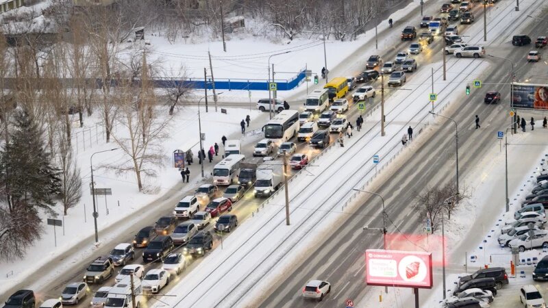     Пробка в центре Барнаула зимой. Дмитрий Лямзин