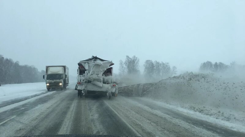     Заснеженная трасса, уборка снега на трассе. Дмитрий Лямзин.