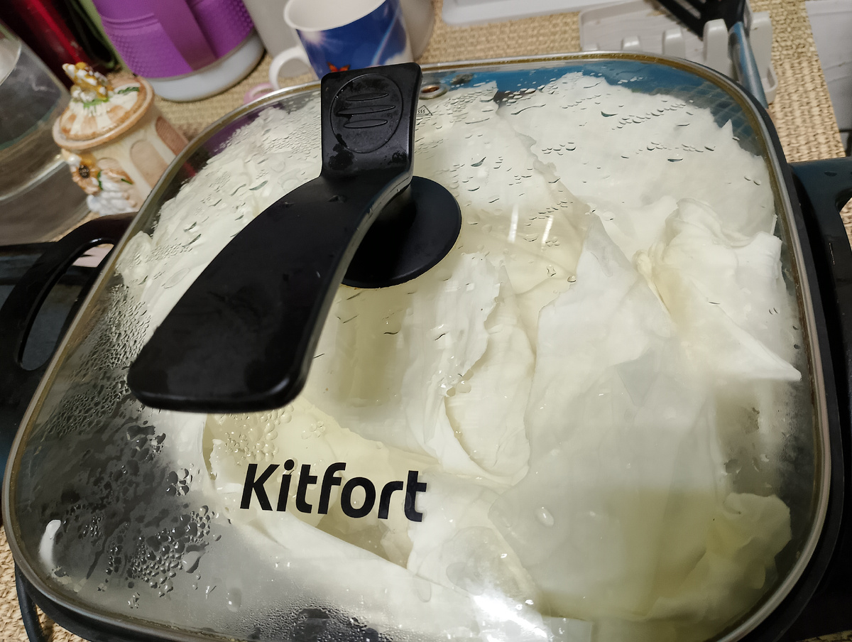 Фото 📷 автора .Я это делаю в электрической сковородке. Наливаю немного воды, включаю на среднюю температуру 5 -10 минут.Мне нравится этот способ потому что  большие листья можно поместить ☺️👌.