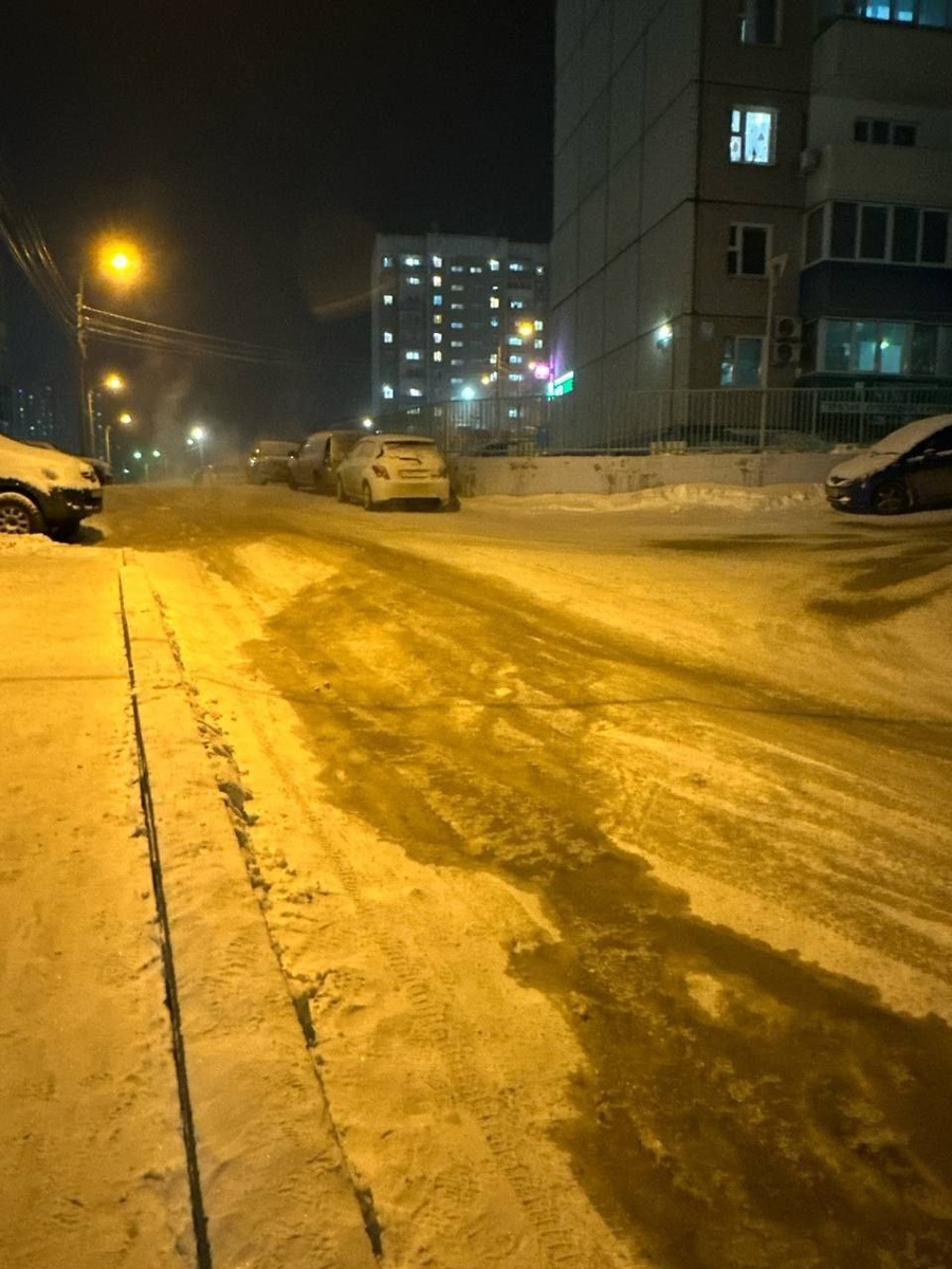     В красноярском Солнечном затопило дорогу из-за коммунальной аварии