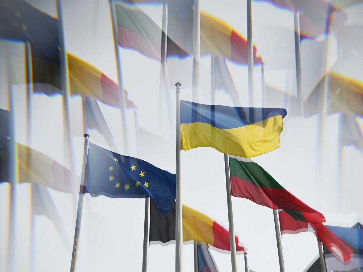    Флаг Украины и флаг с символикой Евросоюза у здания Европарламента в Страсбурге© РИА Новости . Стрингер