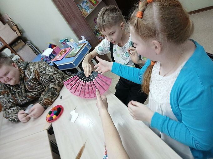 Дети машут веером