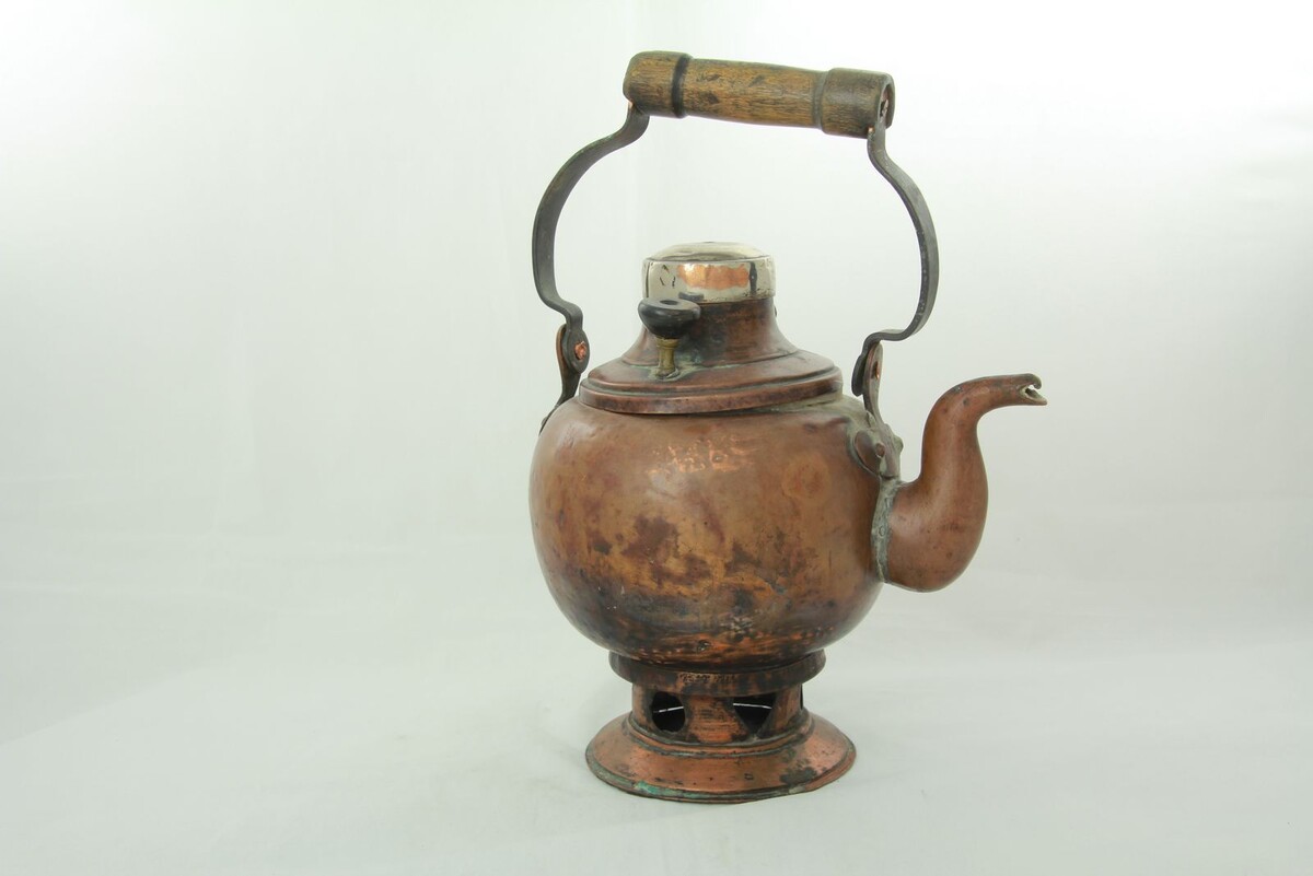 Сбитенник — прямой предшественник самовара.Впервые сбитень был упомянут в летописи в 1128 году, его рецепт можно встретить в «Домострое» XVI века. Сбитень заменял русскому народу чай и кофе вплоть до конца XIX века. Этим ароматным и полезным напитком торговали на всех ярмарках и народных гуляньях. 