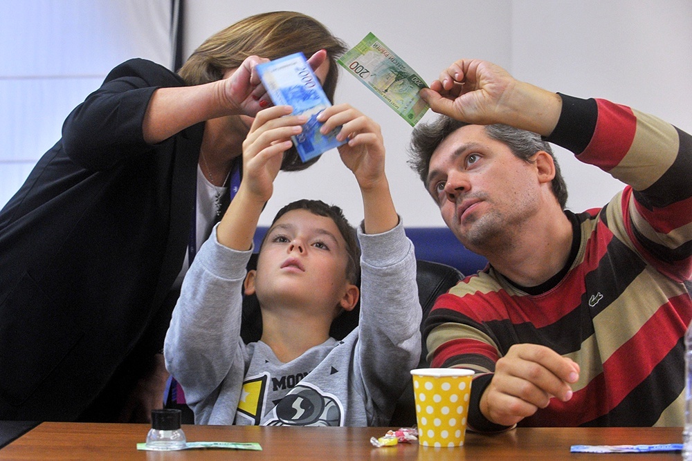    В 2026 году банки по всей России получат обновленные тысячерублевые банкноты. / Сергей Киселев / Агентство "Москва"