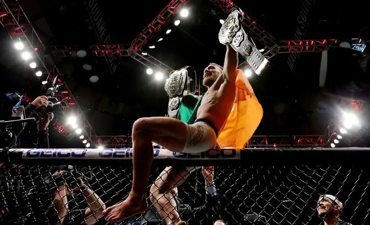    Конор Макгрегор празднует победу над Эдди Альваресом / Источник фото: Getty Images